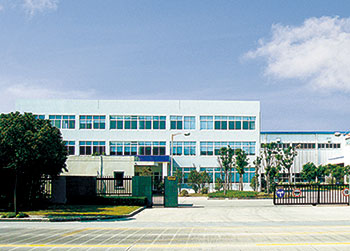 擠出機在日本沼津廠裝配，上海芝浦機械株式會社提供銷售和服務。